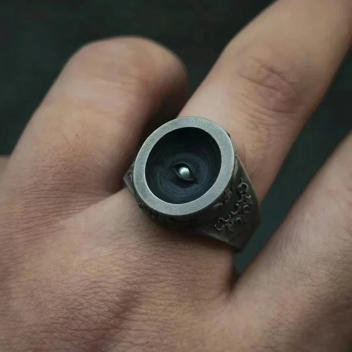 Cyclops Ring in 925 sterling silver, full view of the eye signet and carved band