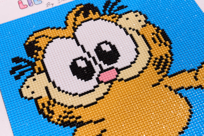 Diamond Painting Tiny Garfield 9" x 11" (22.8cm x 27.8cm) / Round with 6 Colors including 1 Fairy Dust Diamond / 8,383