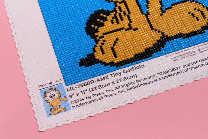 Diamond Painting Tiny Garfield 9" x 11" (22.8cm x 27.8cm) / Round with 6 Colors including 1 Fairy Dust Diamond / 8,383