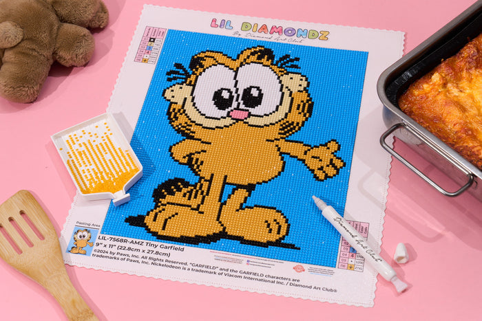 Diamond Painting Tiny Garfield 9" x 11" (22.8cm x 27.8cm) / Round with 6 Colors including 1 Fairy Dust Diamond / 8,383